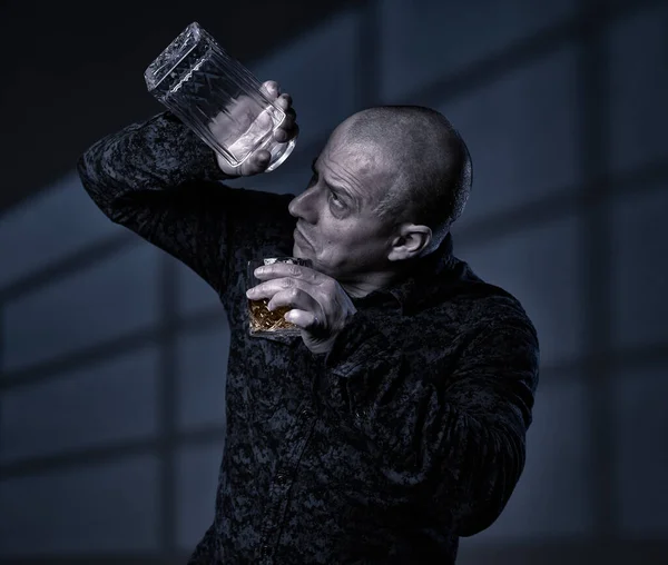 Zakenman Controleert Zijn Lege Whiskyfles Het Inschenken Van Het Laatste — Stockfoto