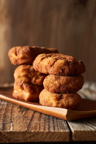 Cordon Bleu Brötchen Mit Hühnerbrust Schinken Und Cheddar Auf Rustikalem — Stockfoto