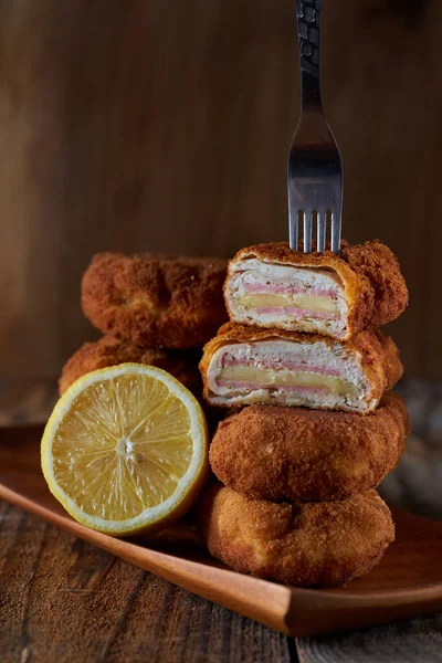 Cordon Bleu Rolos Com Peito Frango Presunto Cheddar Uma Tábua — Fotografia de Stock