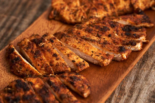 Poitrine Poulet Frit Tranchée Avec Des Herbes Sur Une Planche — Photo