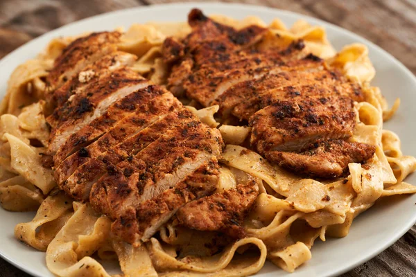 Gros Plan Poitrine Poulet Noircie Sur Fettuccine Avec Sauce Alfredo — Photo