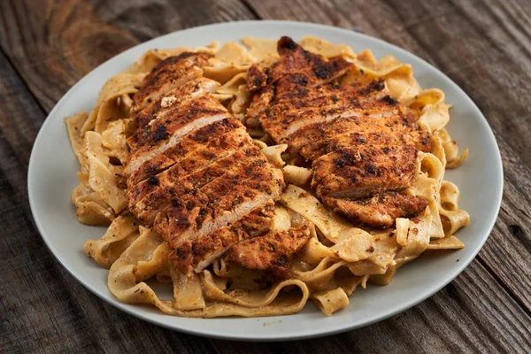 Gros Plan Poitrine Poulet Noircie Sur Fettuccine Avec Sauce Alfredo — Photo