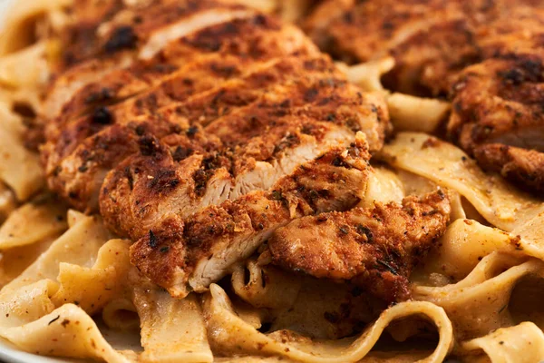 Closeup Blackened Chicken Breast Fettuccine Alfredo Sauce — Stock Photo, Image