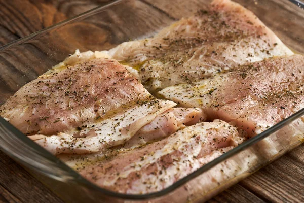 Filetes Lija Sazonados Una Bandeja Vidrio Lista Para Entrar Horno —  Fotos de Stock