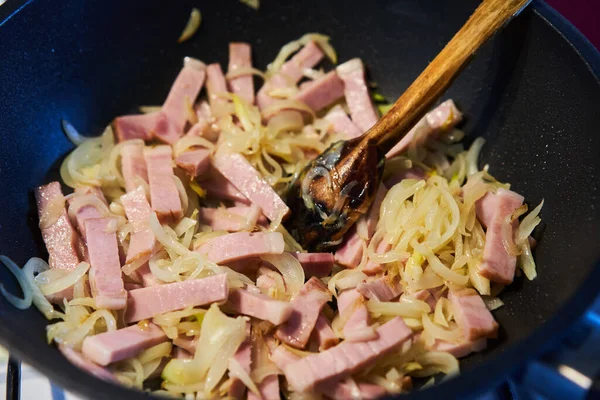 豚肉ハム 玉ねぎ ハーブは ガスストーブの上で鍋にフライパンを攪拌 — ストック写真