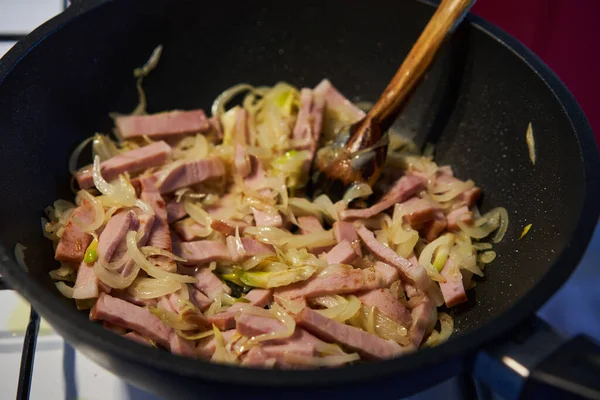 豚肉ハム 玉ねぎ ハーブは ガスストーブの上で鍋にフライパンを攪拌 — ストック写真