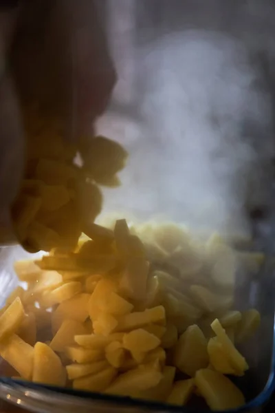 Sıcak Buharda Haşlanmış Patatesler Cam Tepside — Stok fotoğraf