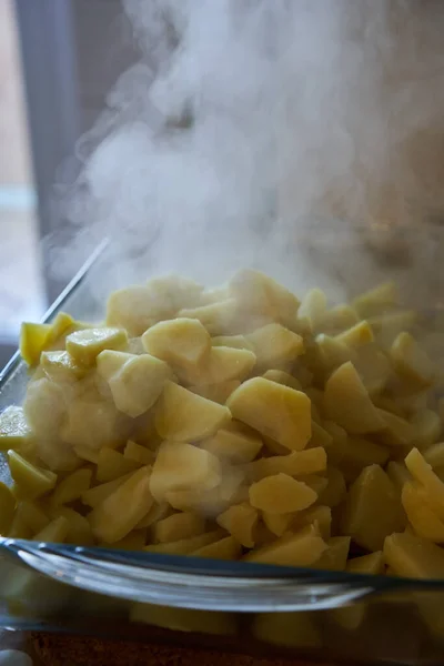 Patatas Recién Hervidas Vapor Calientes Una Bandeja Vidrio —  Fotos de Stock