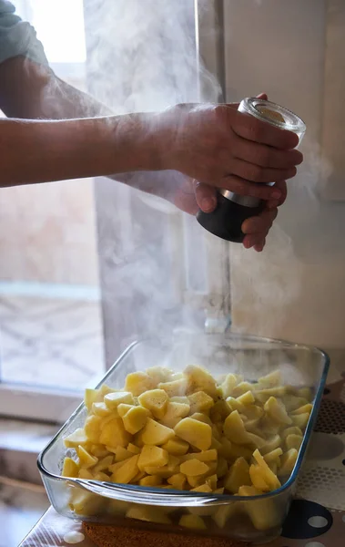 Kadınların Elleri Haşlanmış Patatesleri Tuz Biberle Tatlandırıyor — Stok fotoğraf