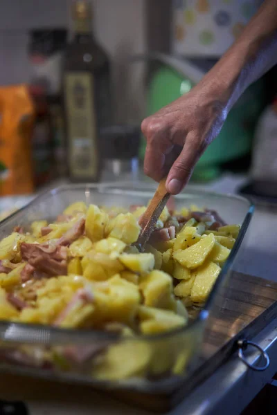 Patatesle Karıştırılmış Jambon Hazırlıyorum Parmesanla Süslenmiş Cam Tepside Otlar Var — Stok fotoğraf