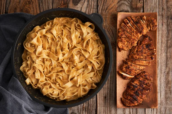 Pollo Speziato Annerito Con Salsa Alfredo Fettuccine Una Tavola Legno — Foto Stock