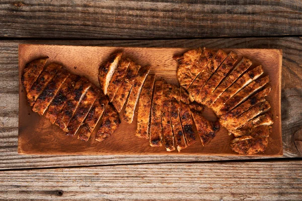 Petto Pollo Annerito Fritto Una Tavola Legno — Foto Stock