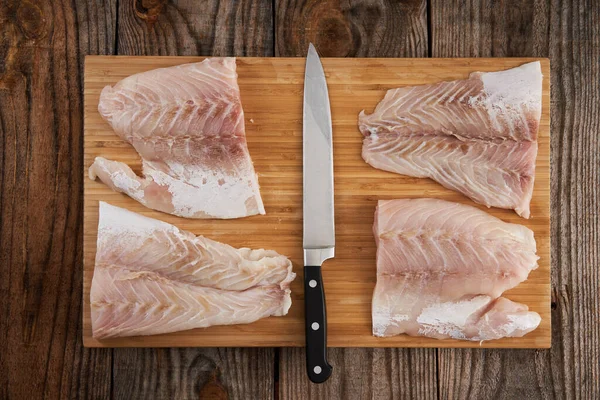 Nahaufnahme Frischer Roher Zanderfilets Auf Einem Holzbrett — Stockfoto