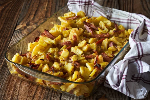 Varkensham Met Aardappelen Parmezaanse Kaas Kruiden Een Glazen Schaal Gebakken Stockafbeelding