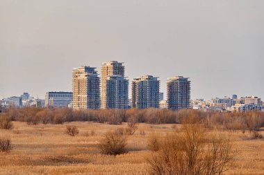 Modern binalarla dolu bir apartman.