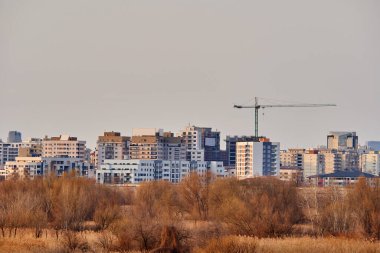 Modern binalarla dolu bir apartman.