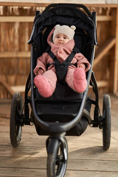 Petite Fille Dans Une Poussette Plein Air Dans Parc — Photo