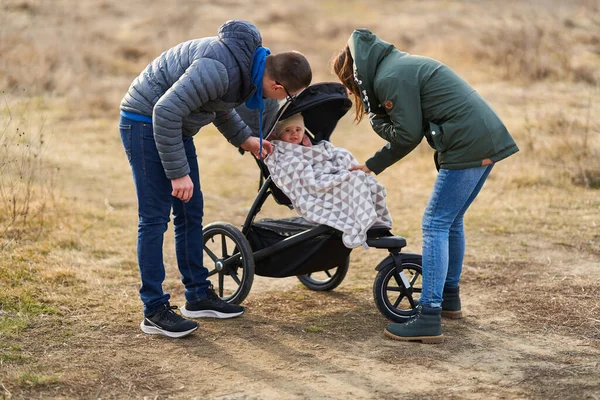 Młoda Rodzina Córeczką Spacerującą Parku Wózkiem Dziecięcym Dzielnicy Mieszkalnej — Zdjęcie stockowe