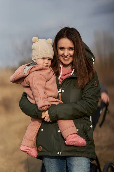 Jonge Moeder Houdt Haar Dochtertje Buiten Het Park Een Woonwijk — Stockfoto