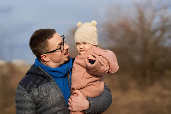 Fiatal Apa Kislányával Kint Parkban Jól Érzik Magukat — Stock Fotó