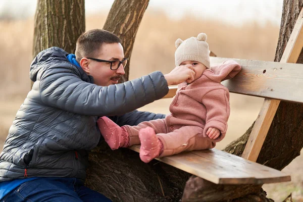 若いです父とともに彼の赤ちゃんの女の子屋外公園で素晴らしい時間を過ごしています — ストック写真