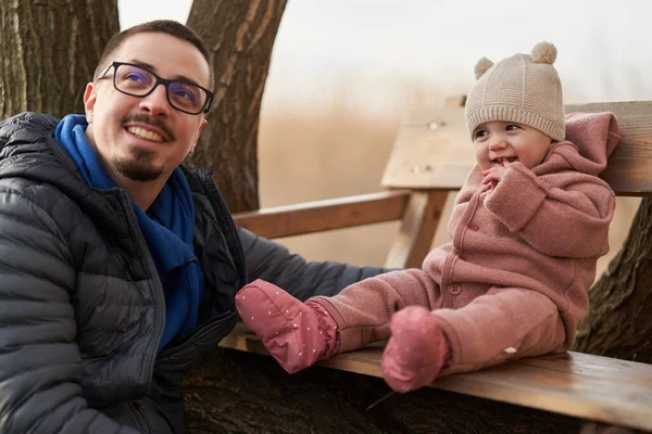 Młody Ojciec Swoją Córeczką Świeżym Powietrzu Parku Świetnie Się Bawi — Zdjęcie stockowe