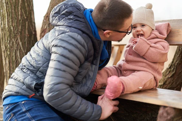 Młody Ojciec Swoją Córeczką Świeżym Powietrzu Parku Świetnie Się Bawi — Zdjęcie stockowe