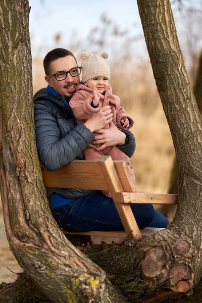 Jovem Pai Com Seu Bebê Menina Livre Parque Ter Grande — Fotografia de Stock