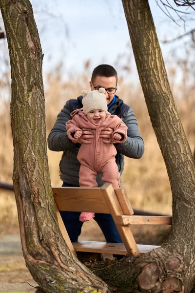 Fiatal Apa Kislányával Kint Parkban Jól Érzik Magukat — Stock Fotó