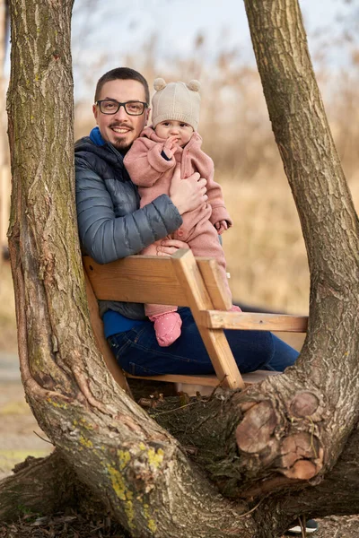 年轻的父亲带着他的女儿在公园里玩得很开心 — 图库照片