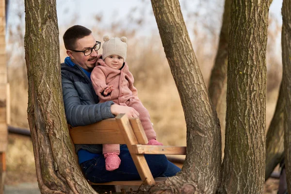 Junger Vater Mit Seinem Kleinen Mädchen Park Das Eine Tolle — Stockfoto