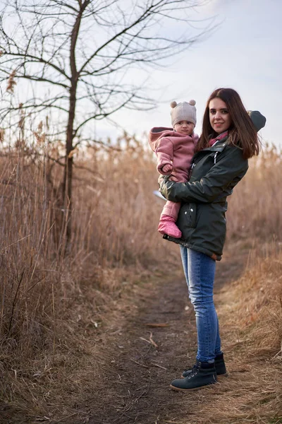 Mladá Matka Drží Své Dítě Dcera Venku Parku Rezidenční Oblasti — Stock fotografie