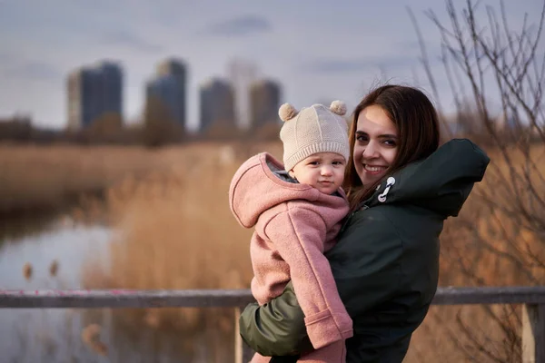 Jovem Mãe Segurando Sua Filha Bebê Livre Parque Uma Área — Fotografia de Stock