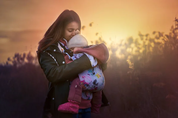 Junge Mutter Hält Ihre Schlafende Tochter Bei Sonnenuntergang Park Einem — Stockfoto