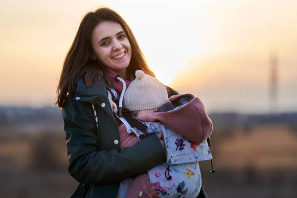 Junge Mutter Hält Ihre Schlafende Tochter Bei Sonnenuntergang Park Einem — Stockfoto