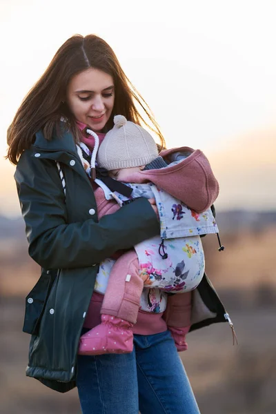 Jonge Moeder Houdt Haar Slapende Dochtertje Buiten Het Park Een — Stockfoto