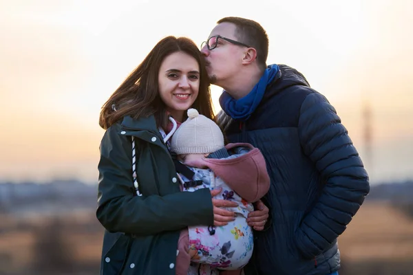 Jonge Familie Met Klein Meisje Buiten Het Park Bij Zonsondergang — Stockfoto