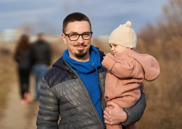 Młody Ojciec Swoją Córeczką Świeżym Powietrzu Parku Świetnie Się Bawi Obrazek Stockowy