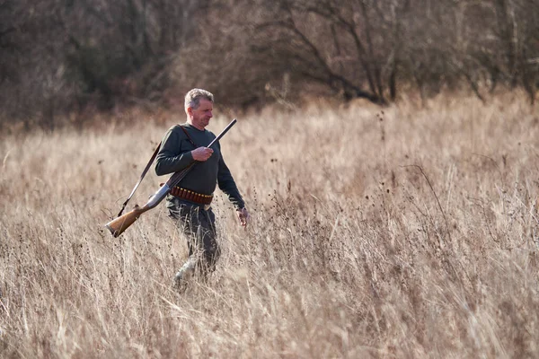 Hunter Con Rifle Caminando Través Hierba Alta Por Bosque — Foto de Stock