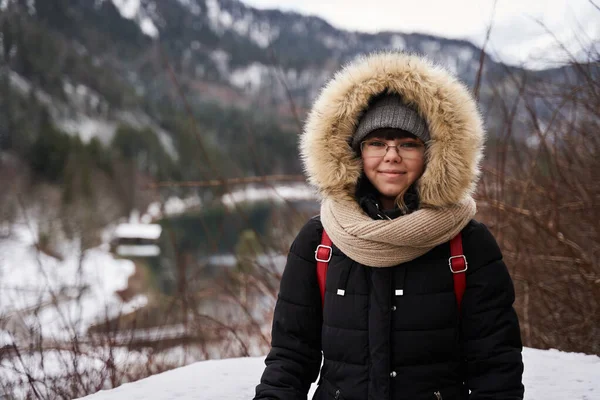Ung Kvinna Turist Vinter Rock Med Berg Bakgrunden — Stockfoto