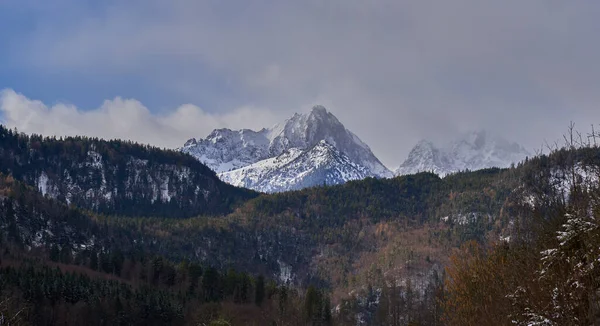 Karlı Dağların Manzarası Kışın Sonlarında — Stok fotoğraf