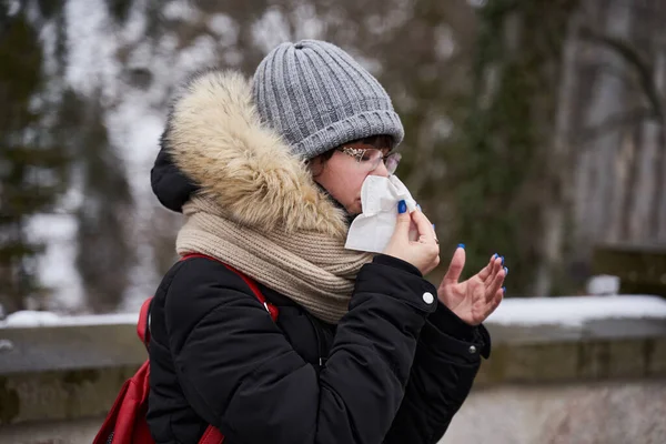 Jonge Vrouw Outdoor Blazen Haar Neus Een Weefsel — Stockfoto