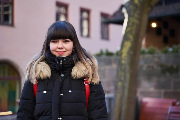 Κοντινό Πορτραίτο Νεαρής Γυναίκας Χειμερινό Παλτό Αστικό Περιβάλλον — Φωτογραφία Αρχείου