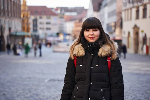 Nahaufnahme Porträt Einer Jungen Frau Wintermantel Urbaner Umgebung — Stockfoto