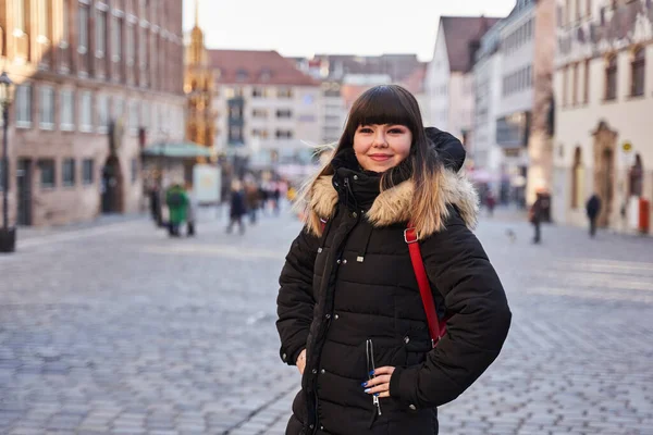 Şehir Ortamında Kışlık Ceketli Genç Bir Kadının Yakın Plan Portresi — Stok fotoğraf