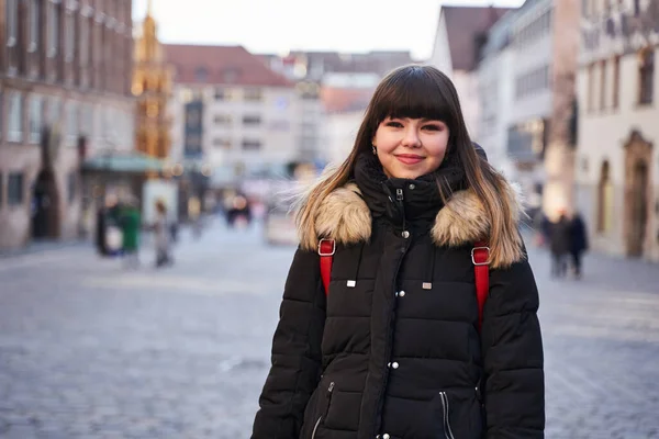 都市部の冬のコートの若い女性の閉鎖肖像画 — ストック写真