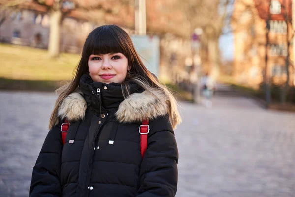 城市环境中一名身穿冬衣的年轻女子的肖像 — 图库照片