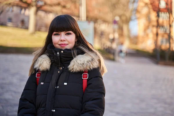 Close Portret Van Een Jonge Vrouw Winterjas Stedelijke Omgeving — Stockfoto