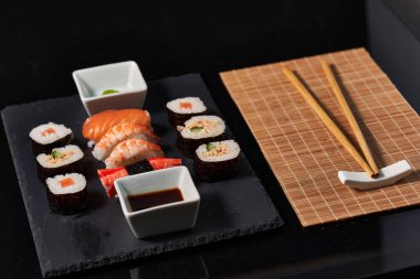 Suşi çeşitleri soya ve wasabi ile servis edilir.