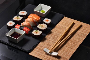 Suşi çeşitleri soya ve wasabi ile servis edilir.